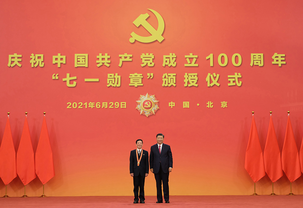 习近平总书记为艾爱国授勋